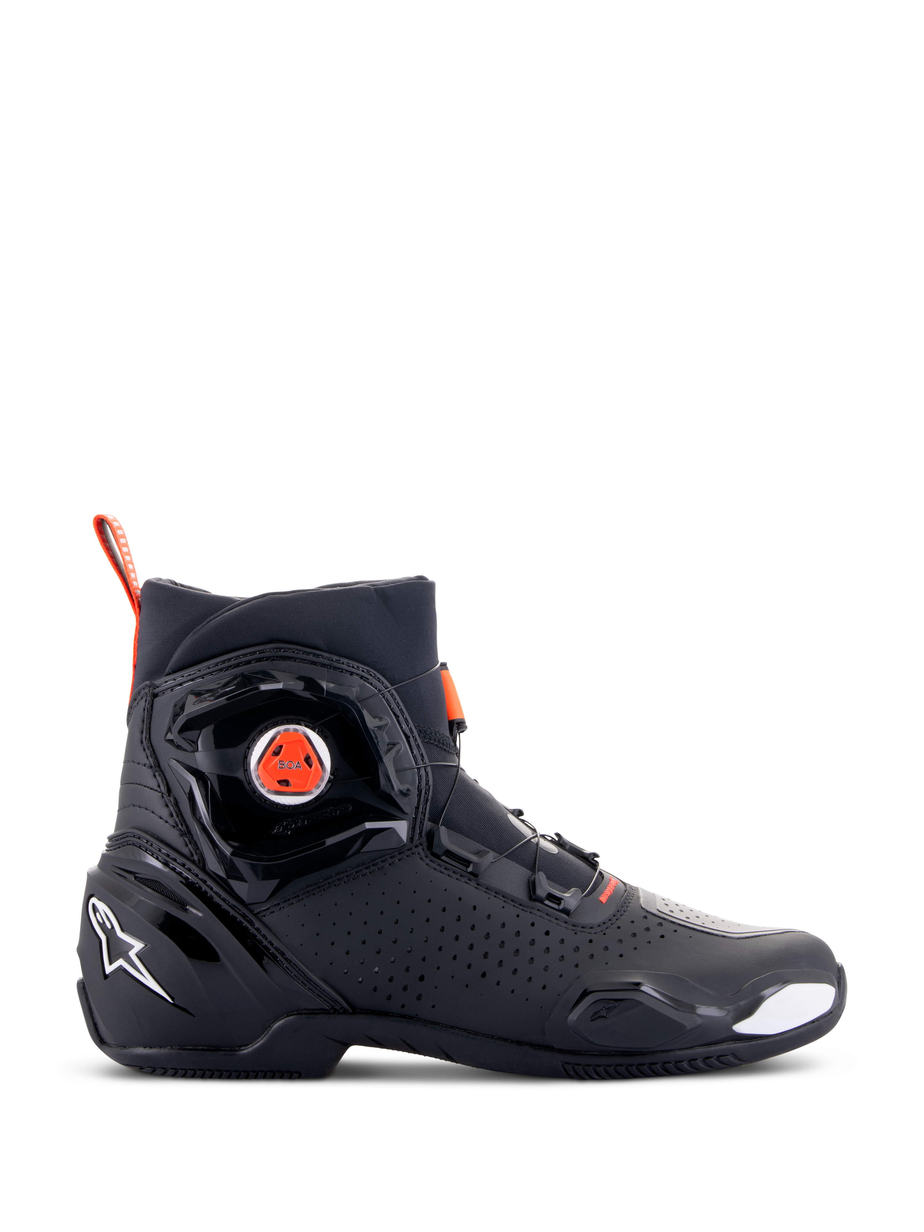 Chaussures de moto Alpinestars SP-2, chaussures de sport pour moto, noires avec des accents rouge fluo, vue latérale présentant le système de fermeture rapide BOA, panneaux en microfibre perforés pour la circulation de l'air, logo Alpinestars blanc sur le talon, et design moderne aux finitions mates et brillantes