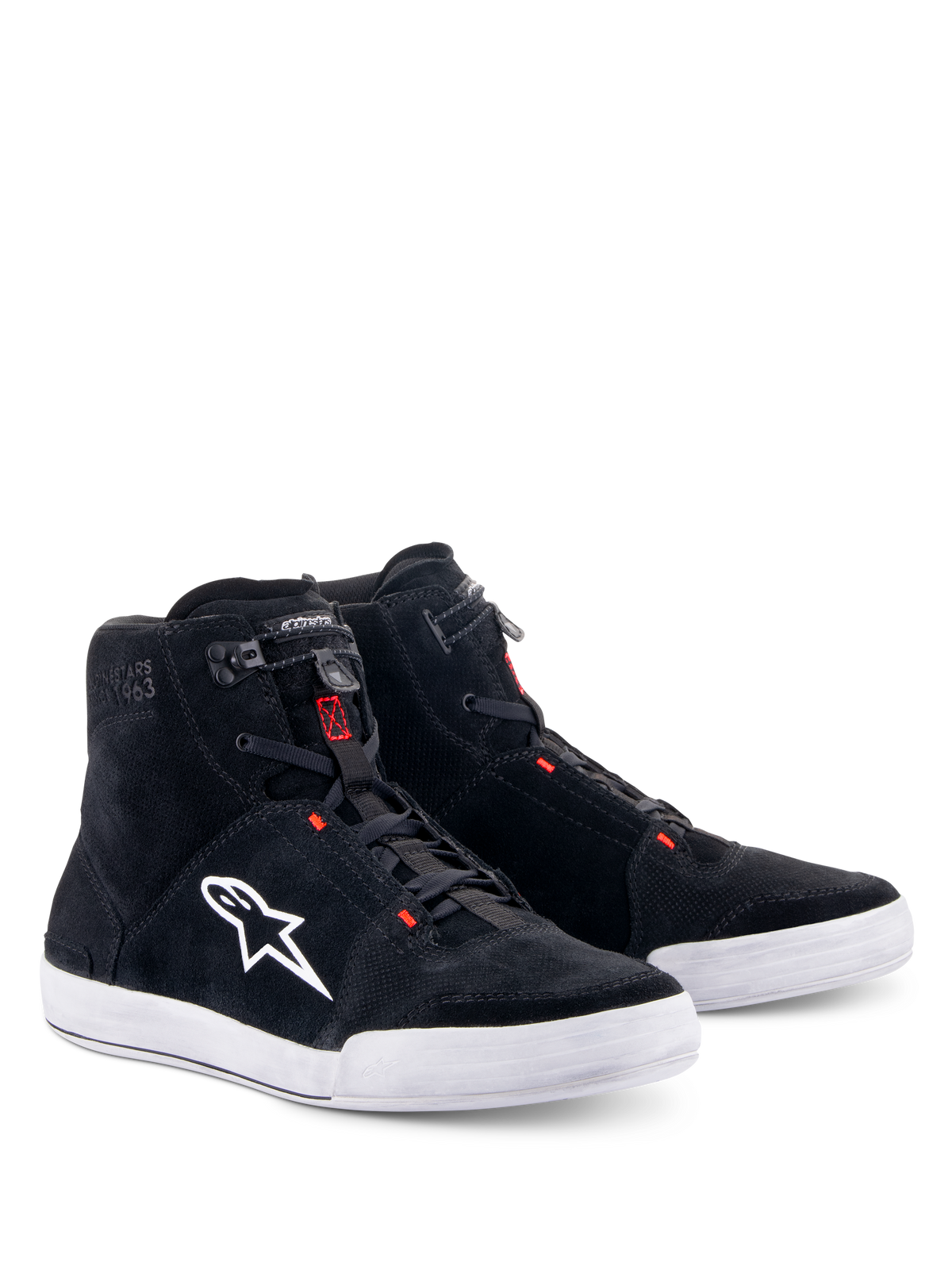 Chaussures Alpinestars Chrome, chaussures de moto, noir et gris froid avec accents rouge fluo, silhouette montante, tige en daim fendu avec semelle en caoutchouc blanc, logo latéral blanc et fermeture élastique rapide, style streetwear urbain décontracté