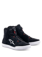 Chaussures Alpinestars Chrome, chaussures de moto, noir et gris froid avec accents rouge fluo, silhouette montante, tige en daim fendu avec semelle en caoutchouc blanc, logo latéral blanc et fermeture élastique rapide, style streetwear urbain décontracté