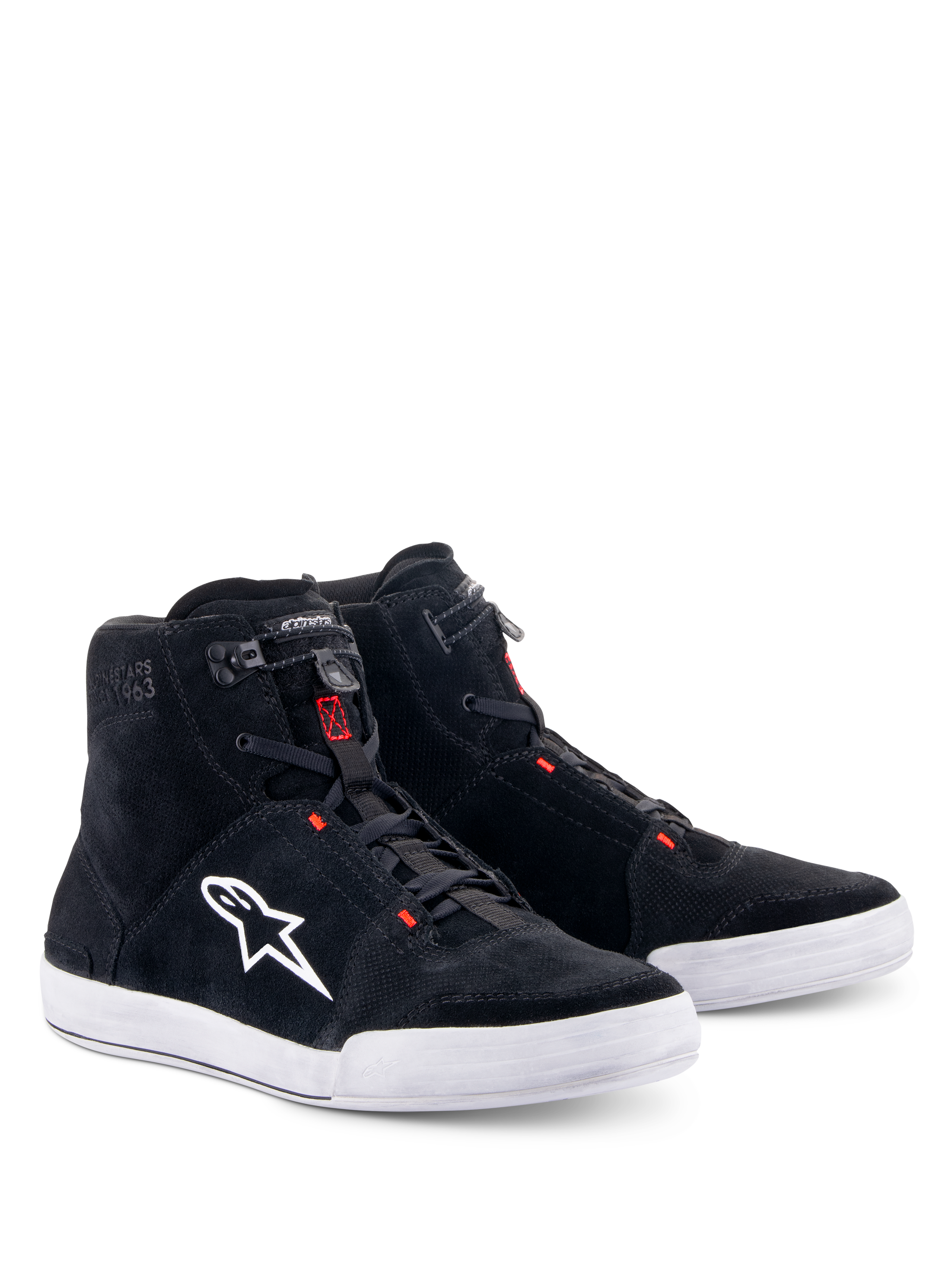 Chaussures Alpinestars Chrome, chaussures de moto, noir et gris froid avec accents rouge fluo, silhouette montante, tige en daim fendu avec semelle en caoutchouc blanc, logo latéral blanc et fermeture élastique rapide, style streetwear urbain décontracté