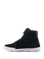 Alpinestars Chaussures Chrome, chaussures de moto, noir et gris avec rouge fluo, vue de profil présentant une construction en daim fendu et une semelle en caoutchouc blanc, silhouette de basket décontractée pour la conduite urbaine