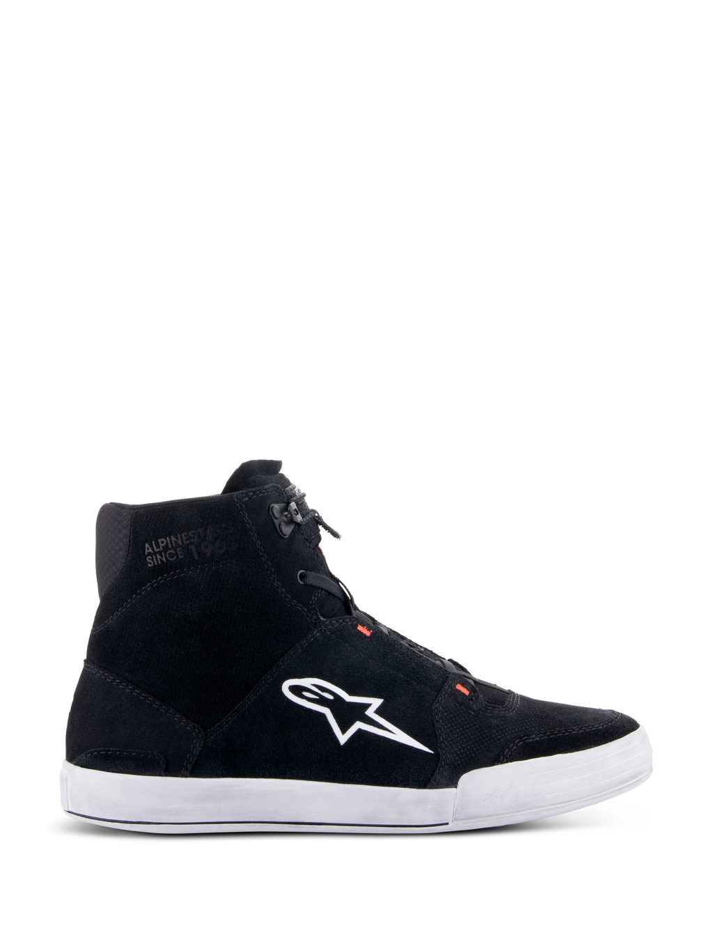 Chaussures Alpinestars Chrome, chaussures de moto urbaines, noir et blanc avec des touches de rouge fluo, vue de profil présentant une construction en daim fendu, un grand logo A-star blanc, une semelle cuvette en caoutchouc blanc et une silhouette décontractée inspirée des baskets pour les trajets quotidiens à moto