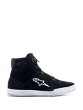 Chaussures Alpinestars Chrome, chaussures de moto urbaines, noir et blanc avec des touches de rouge fluo, vue de profil présentant une construction en daim fendu, un grand logo A-star blanc, une semelle cuvette en caoutchouc blanc et une silhouette décontractée inspirée des baskets pour les trajets quotidiens à moto