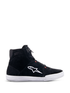Chaussures Alpinestars Chrome, chaussures de moto urbaines, noir et blanc avec des touches de rouge fluo, vue de profil présentant une construction en daim fendu, un grand logo A-star blanc, une semelle cuvette en caoutchouc blanc et une silhouette décontractée inspirée des baskets pour les trajets quotidiens à moto