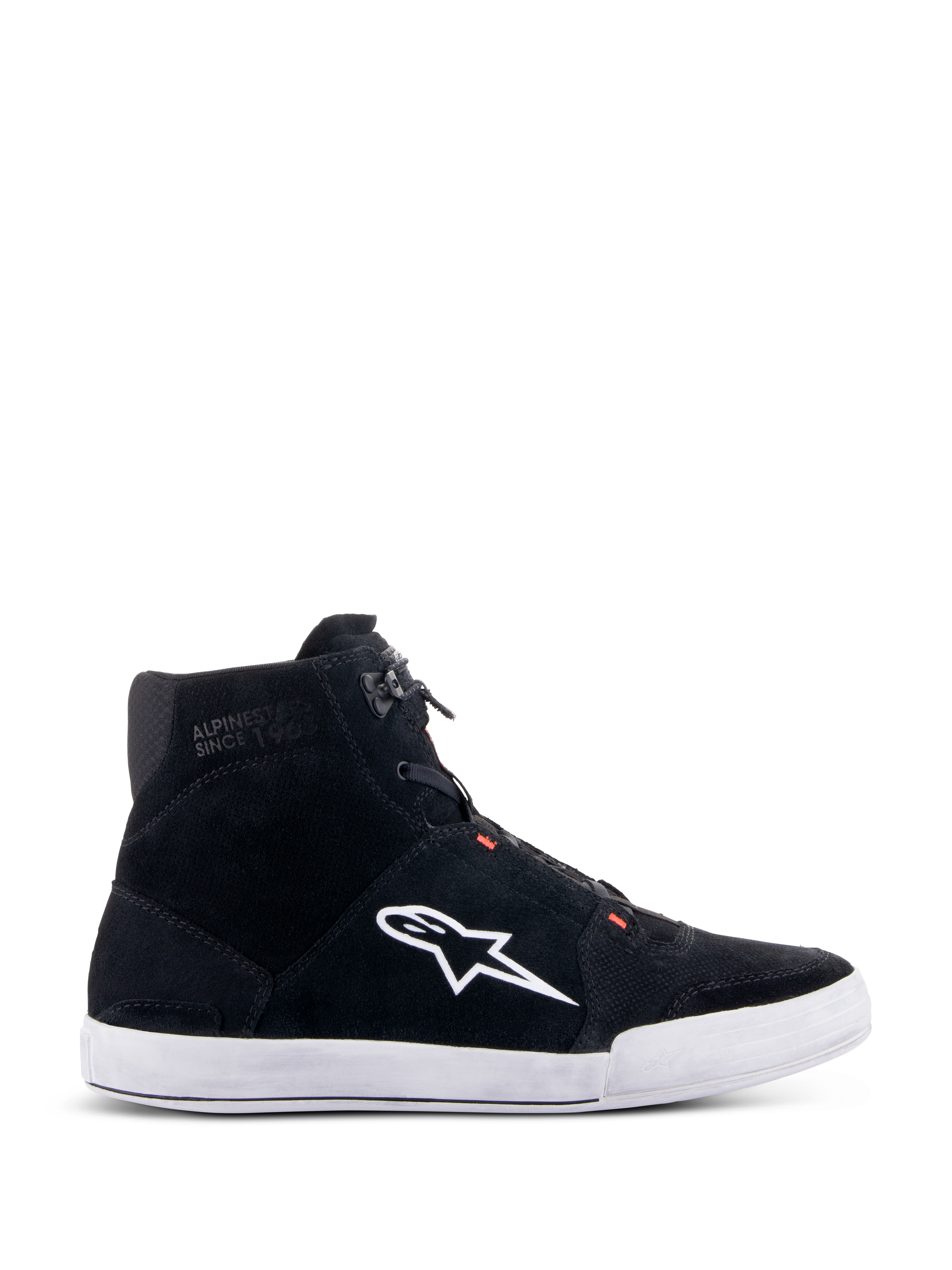 Chaussures Alpinestars Chrome, chaussures de moto urbaines, noir et blanc avec des touches de rouge fluo, vue de profil présentant une construction en daim fendu, un grand logo A-star blanc, une semelle cuvette en caoutchouc blanc et une silhouette décontractée inspirée des baskets pour les trajets quotidiens à moto