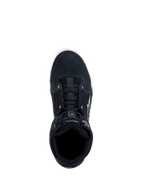 Chaussures Alpinestars Chrome, chaussures de moto noires, vue de dessus montrant la tige en daim fendu avec des accents rouge fluo, style urbain décontracté avec une fermeture supérieure élastiquée et un logo blanc sur le côté.