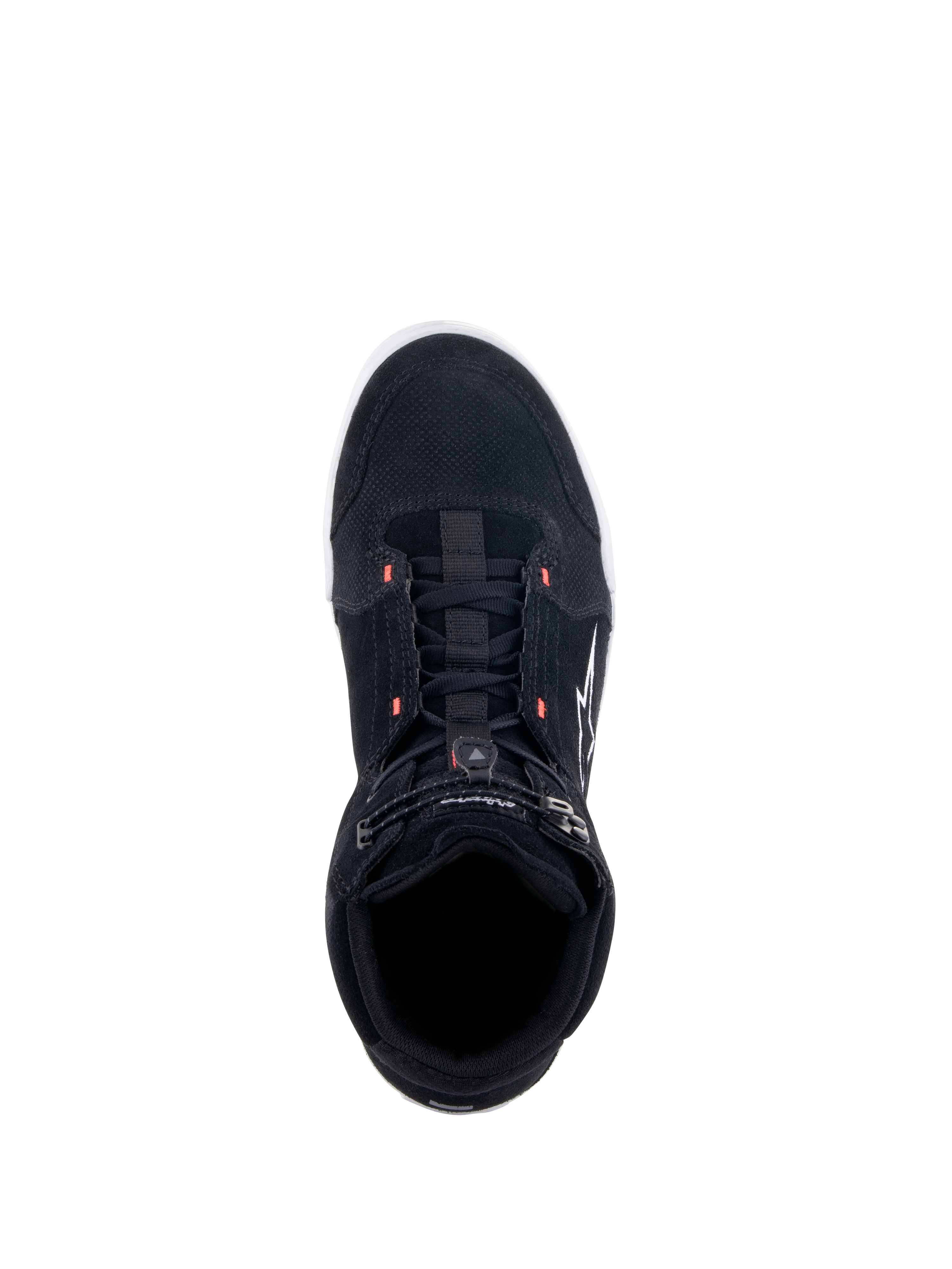 Chaussures Alpinestars Chrome, chaussures de moto noires, vue de dessus montrant la tige en daim fendu avec des accents rouge fluo, style urbain décontracté avec une fermeture supérieure élastiquée et un logo blanc sur le côté.