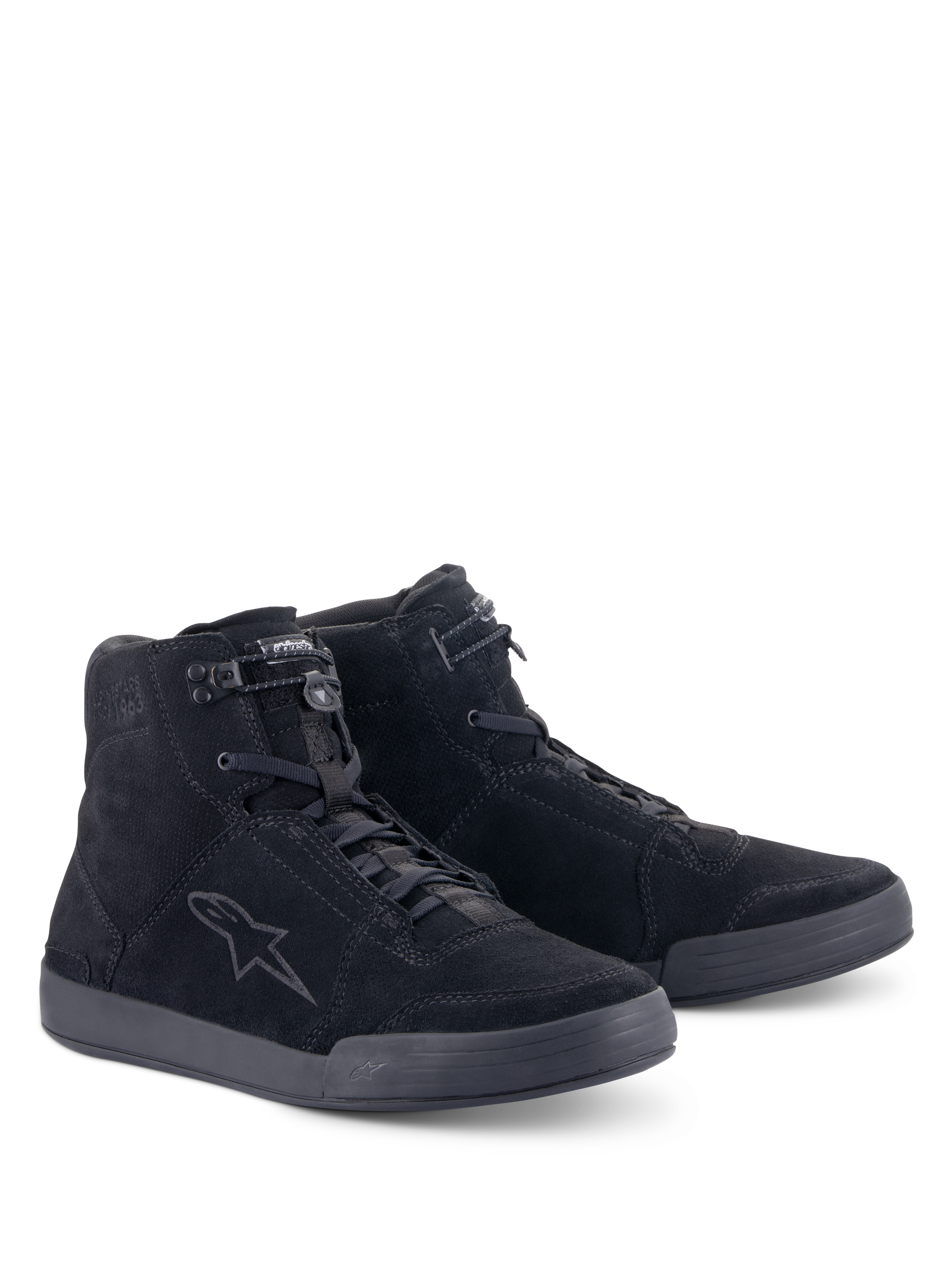 Chaussures Alpinestars Chrome, chaussures de moto urbaines, noir intégral, construction montante en daim fendu, avec un logo étoilé ton sur ton sur le côté, fermeture à lacets à l'avant avec élastique sur le dessus et semelle plate en caoutchouc pour un look urbain décontracté.