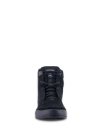 Chaussures Alpinestars Chrome, chaussures de moto urbaines, noir sur noir, vue de face montrant une silhouette montante, daim fendu avec fermeture supérieure élastiquée et lacets noirs, design streetwear décontracté