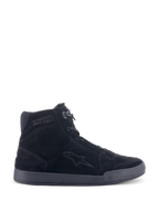 Chaussures Alpinestars Chrome, chaussures de moto urbaines, Noir/Noir, silhouette de basket montante en daim fendu, avec logo étoile sur le côté et texte 'Since 1963' à la cheville, design streetwear décontracté avec semelle plate en caoutchouc