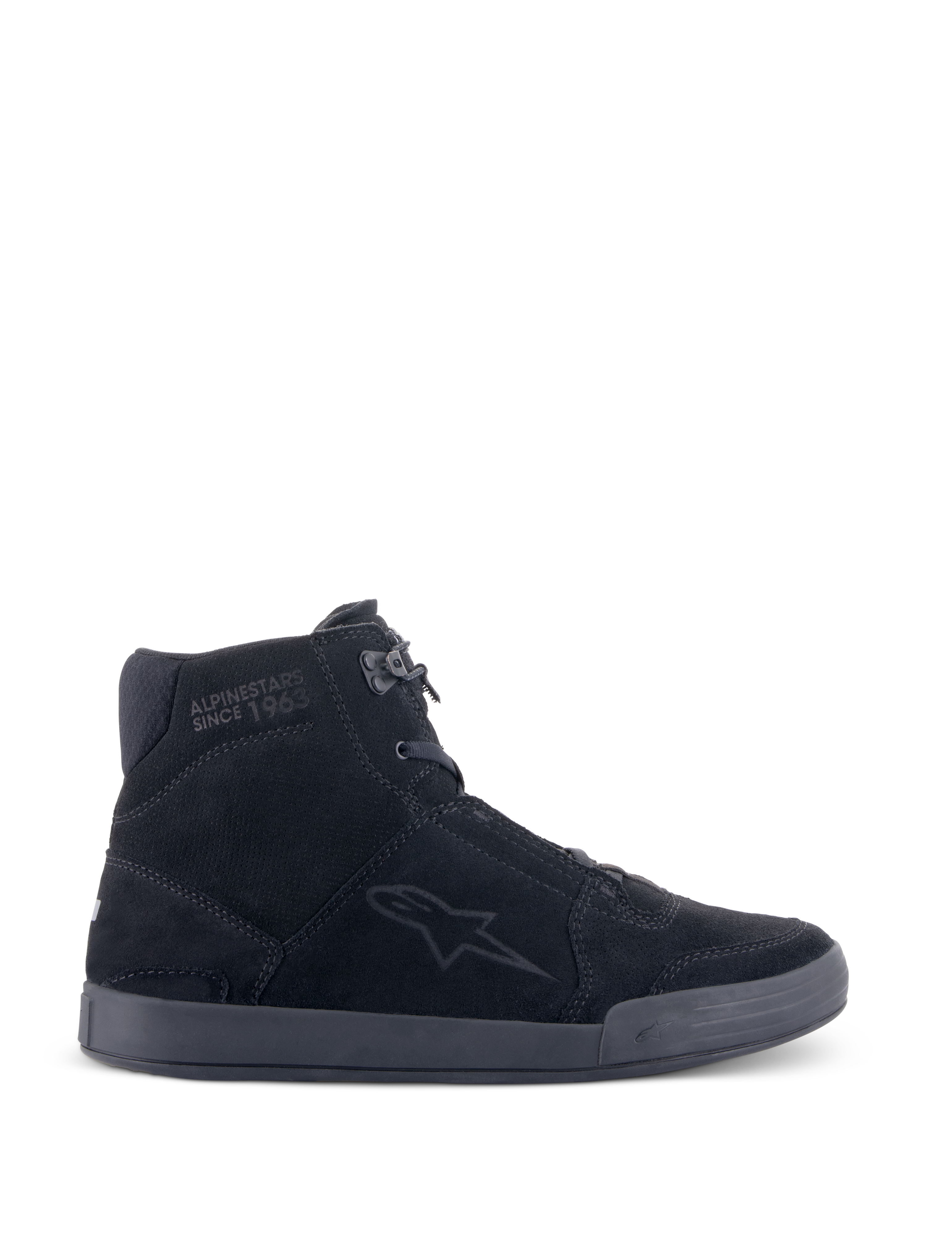 Chaussures Alpinestars Chrome, chaussures de moto urbaines, Noir/Noir, silhouette de basket montante en daim fendu, avec logo étoile sur le côté et texte 'Since 1963' à la cheville, design streetwear décontracté avec semelle plate en caoutchouc