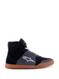Alpinestars Chrome Shoes, baskets de moto montantes, tige en daim noir et gris asphalte, semelle en gomme marron, logo étoile blanc sur le côté, lacets blancs, style urbain décontracté avec protections intégrées