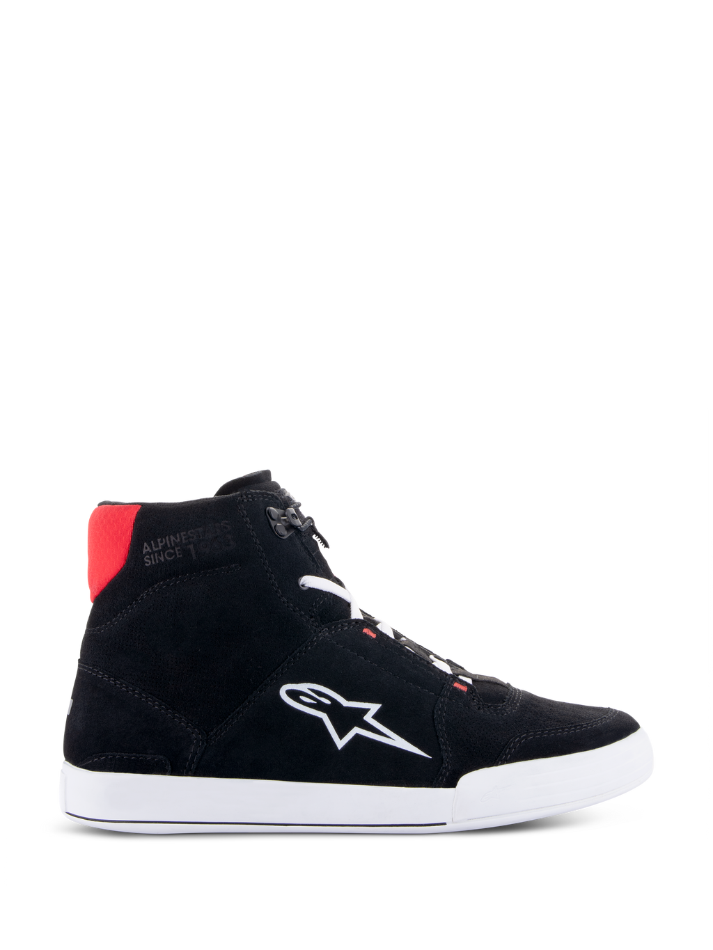 Chaussures de moto Alpinestars Chrome en Noir Blanc Rouge Vif, chaussure de moto montante urbaine et décontractée dotée d'une tige en daim fendu noir, logo Astars blanc sur le côté, semelle blanche et accent rouge vif au niveau du col du talon.