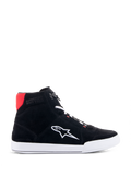 Chaussures de moto Alpinestars Chrome en Noir Blanc Rouge Vif, chaussure de moto montante urbaine et décontractée dotée d'une tige en daim fendu noir, logo Astars blanc sur le côté, semelle blanche et accent rouge vif au niveau du col du talon.