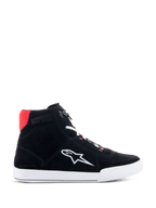 Chaussures de moto Alpinestars Chrome en Noir Blanc Rouge Vif, chaussure de moto montante urbaine et décontractée dotée d'une tige en daim fendu noir, logo Astars blanc sur le côté, semelle blanche et accent rouge vif au niveau du col du talon.