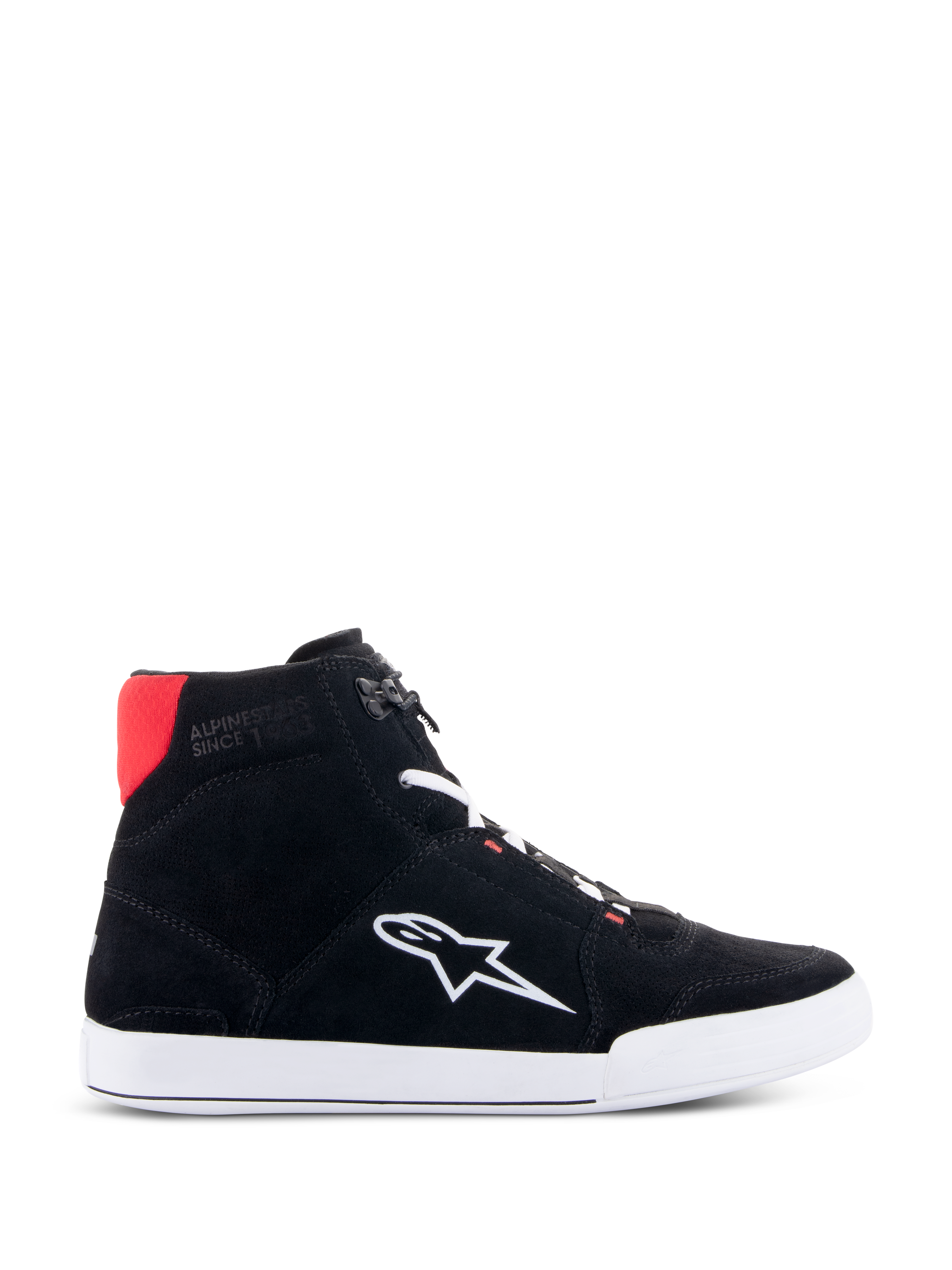 Chaussures de moto Alpinestars Chrome en Noir Blanc Rouge Vif, chaussure de moto montante urbaine et décontractée dotée d'une tige en daim fendu noir, logo Astars blanc sur le côté, semelle blanche et accent rouge vif au niveau du col du talon.
