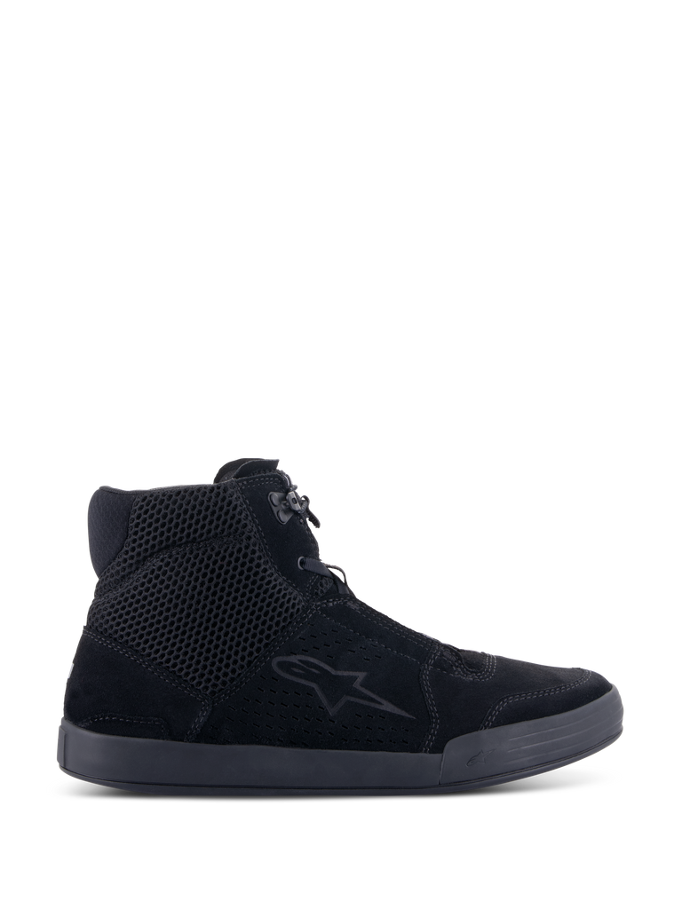 Chaussure Alpinestars Chrome Air, chaussure de moto urbaine, noir, vue de profil, dotée d'une tige en daim et mesh, silhouette de basket décontractée avec protection de cheville intégrée pour la conduite sur route.