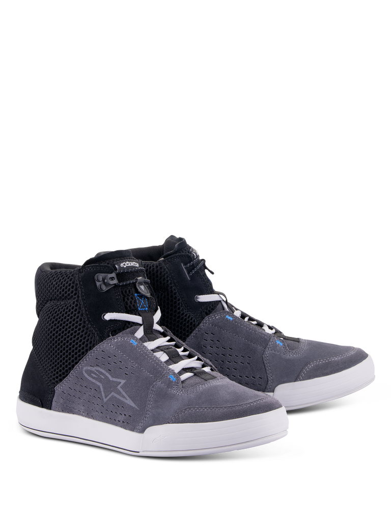Chaussure Alpinestars Chrome Air, chaussure de moto urbaine, noir, gris frais et bleu, avec tige en daim fendu et mesh, lacets blancs et semelles en caoutchouc avec accents bleus, chaussure de moto protectrice au style décontracté