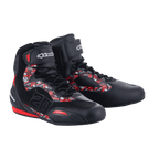 Chaussures Alpinestars FQ20 Faster-3 Rideknit®, chaussures de moto, noir et rouge vif, avec motifs graphiques rouges et blancs et le numéro 20 de Fabio Quartararo, construction en maille tricotée et microfibre, logo Alpinestars sur la sangle de cheville, design urbain sportif pour la conduite sur route.