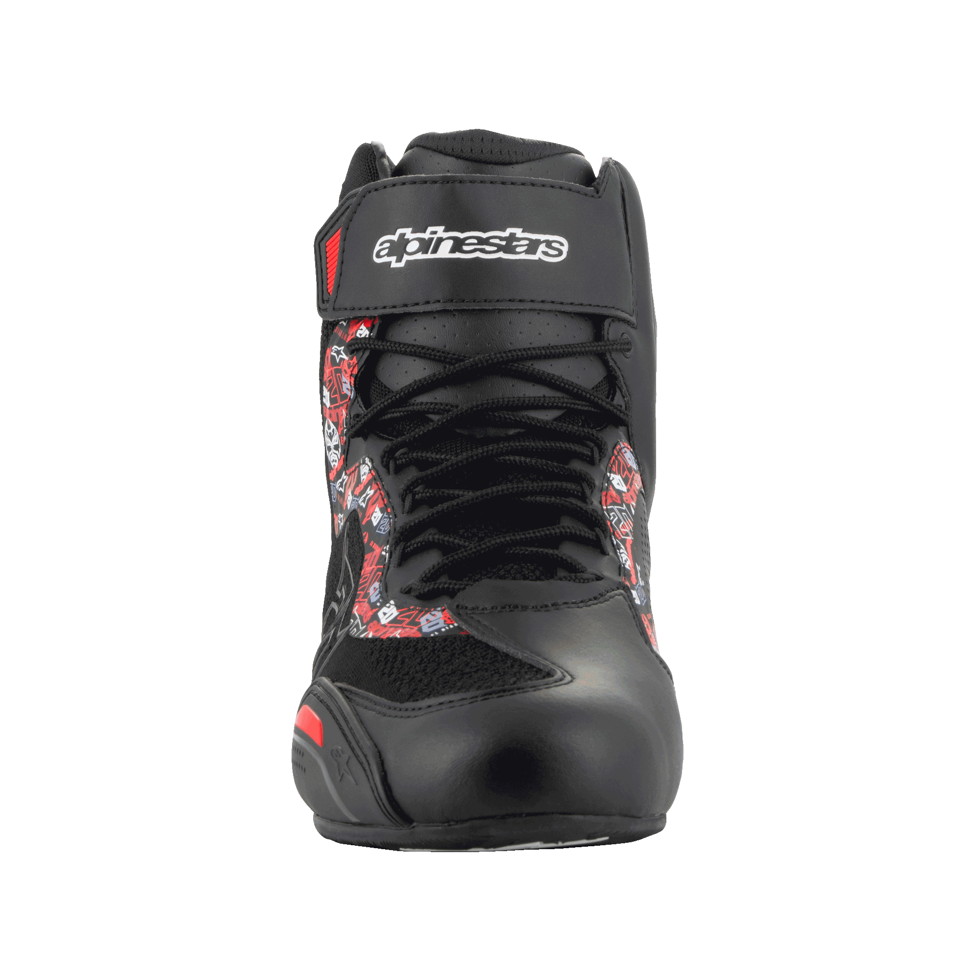 Chaussures Alpinestars FQ20 Faster-3 Rideknit®, chaussures de moto, noir et rouge vif, vue de face avec fermeture à lacets et sangle de cheville auto-agrippante avec logo Alpinestars, imprimé graphique sur les côtés, profil épuré d'inspiration racing