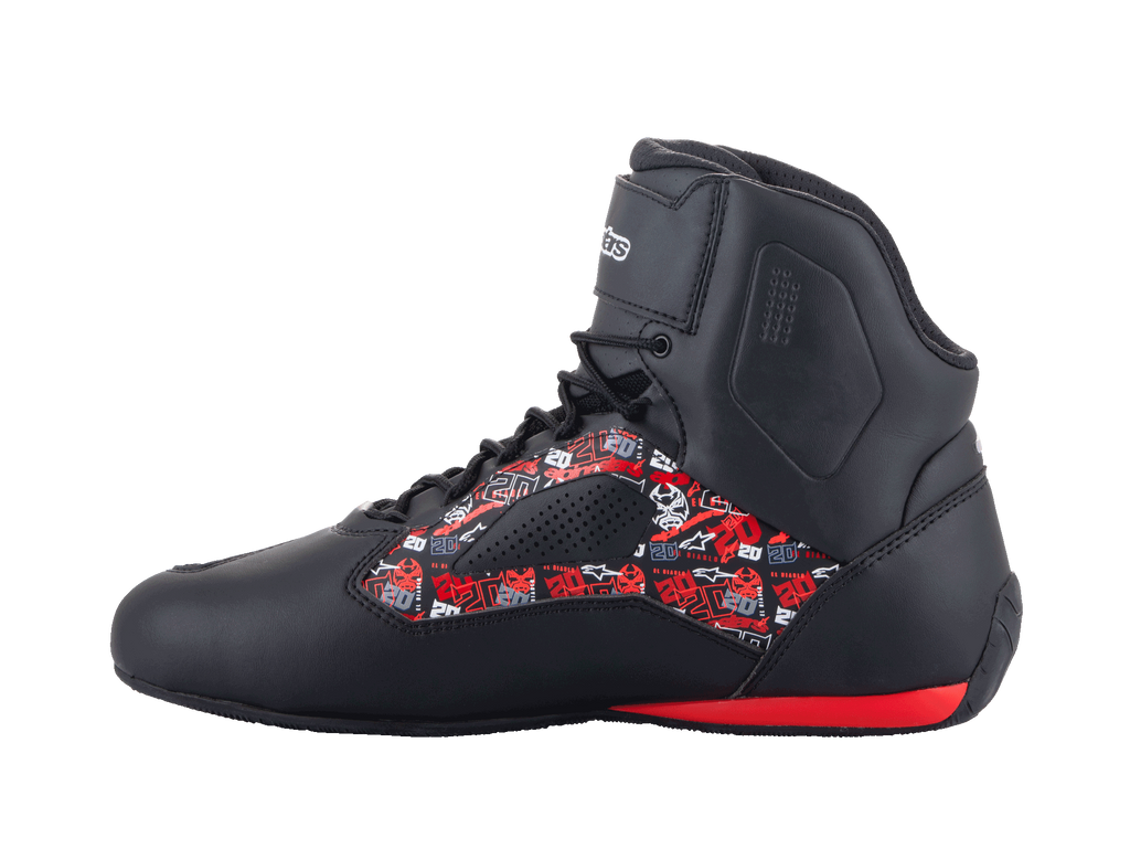 Chaussures Alpinestars FQ20 Faster-3 Rideknit®, chaussures de moto, noires avec graphismes Fabio Quartararo rouges et blancs, modèle montant avec lacets et sangle de cheville, détail rouge au talon, vue de profil