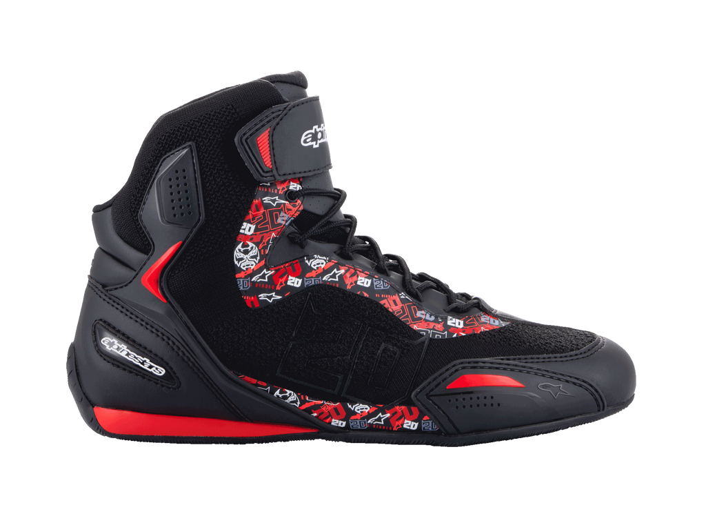 Alpinestars FQ20 Faster-3 Rideknit, chaussures de moto montantes noires avec graphismes rouge vif et blancs, logos et motifs Fabio Quartararo, tige en maille tricotée avec lacets et sangle à la cheville, semelle en caoutchouc avec accents rouges, design sportif inspiré de la course
