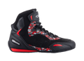 Alpinestars FQ20 Faster-3 Rideknit, chaussures de moto montantes noires avec graphismes rouge vif et blancs, logos et motifs Fabio Quartararo, tige en maille tricotée avec lacets et sangle à la cheville, semelle en caoutchouc avec accents rouges, design sportif inspiré de la course