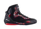 Alpinestars FQ20 Faster-3 Rideknit, chaussures de moto montantes noires avec graphismes rouge vif et blancs, logos et motifs Fabio Quartararo, tige en maille tricotée avec lacets et sangle à la cheville, semelle en caoutchouc avec accents rouges, design sportif inspiré de la course