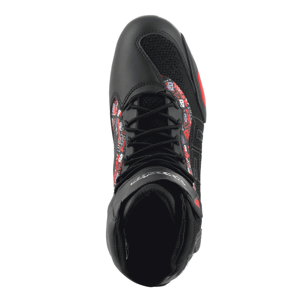 Chaussures Alpinestars FQ20 Faster-3 Rideknit®, vue de dessus, noir et rouge vif, design athlétique avec lacets et maille respirante, avec des accents graphiques rouges et blancs sur les côtés, chaussures de moto sport urbain