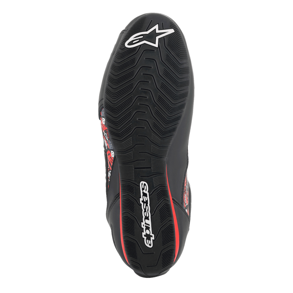 Chaussures Alpinestars FQ20 Faster-3 Rideknit®, vue de dessous de la semelle en caoutchouc texturée, noire avec logos Alpinestars blancs et accents rouges, conçue pour l'adhérence et la stabilité sur les commandes de moto