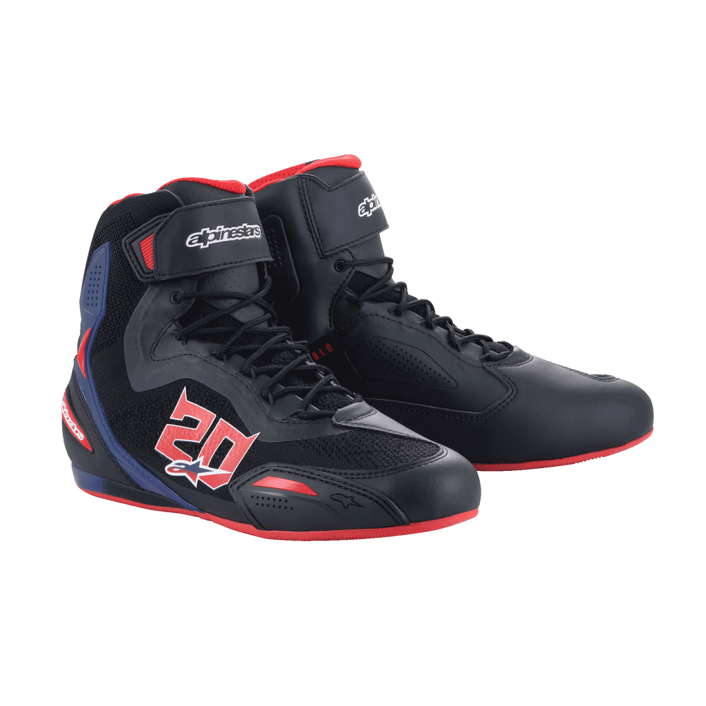 Chaussures Alpinestars FQ20 Faster-3 Rideknit®, chaussures de moto, noir avec accents rouge vif et bleu, arborant un graphisme « 20 » audacieux sur le côté, panneaux en maille Rideknit respirante, fermeture à lacets avec sangle auto-agrippante et design sportif inspiré de la course.