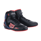 Chaussures Alpinestars FQ20 Faster-3 Rideknit®, chaussures de moto, noir avec accents rouge vif et bleu, arborant un graphisme « 20 » audacieux sur le côté, panneaux en maille Rideknit respirante, fermeture à lacets avec sangle auto-agrippante et design sportif inspiré de la course.