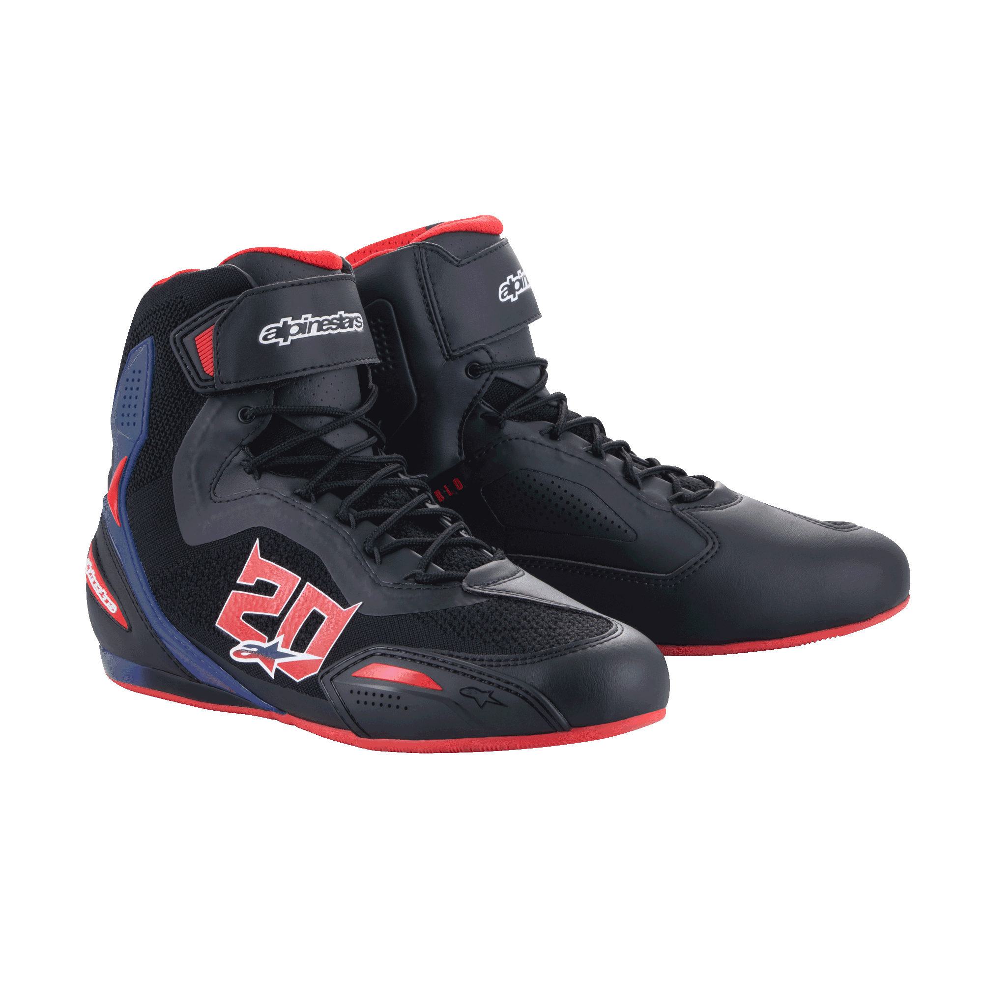 Chaussures Alpinestars FQ20 Faster-3 Rideknit®, chaussures de moto, noir avec accents rouge vif et bleu, arborant un graphisme « 20 » audacieux sur le côté, panneaux en maille Rideknit respirante, fermeture à lacets avec sangle auto-agrippante et design sportif inspiré de la course.