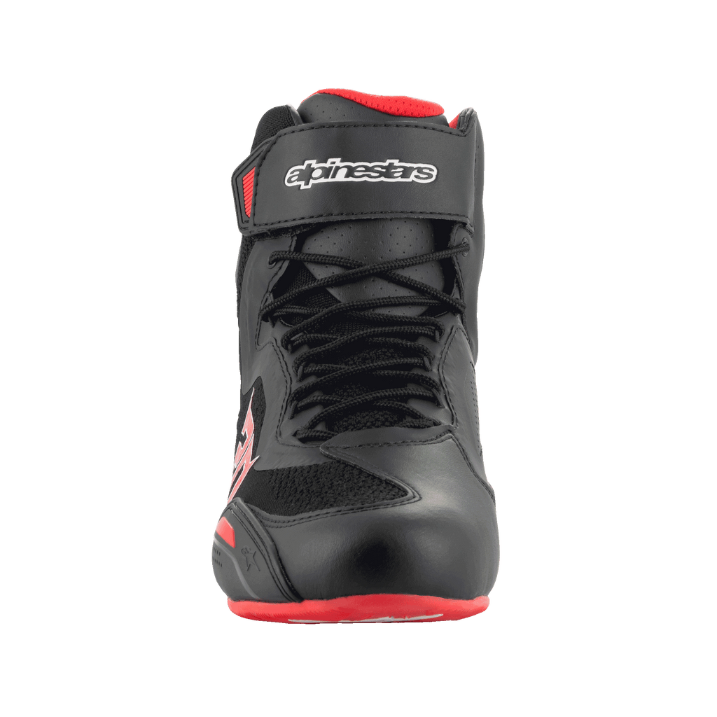 Chaussures Alpinestars FQ20 Faster-3 Rideknit®, chaussures de moto, noir et rouge vif, vue de face montrant la fermeture à lacets et la sangle supérieure auto-agrippante avec logo Alpinestars, construction en microfibre technique et maille tricotée respirante.