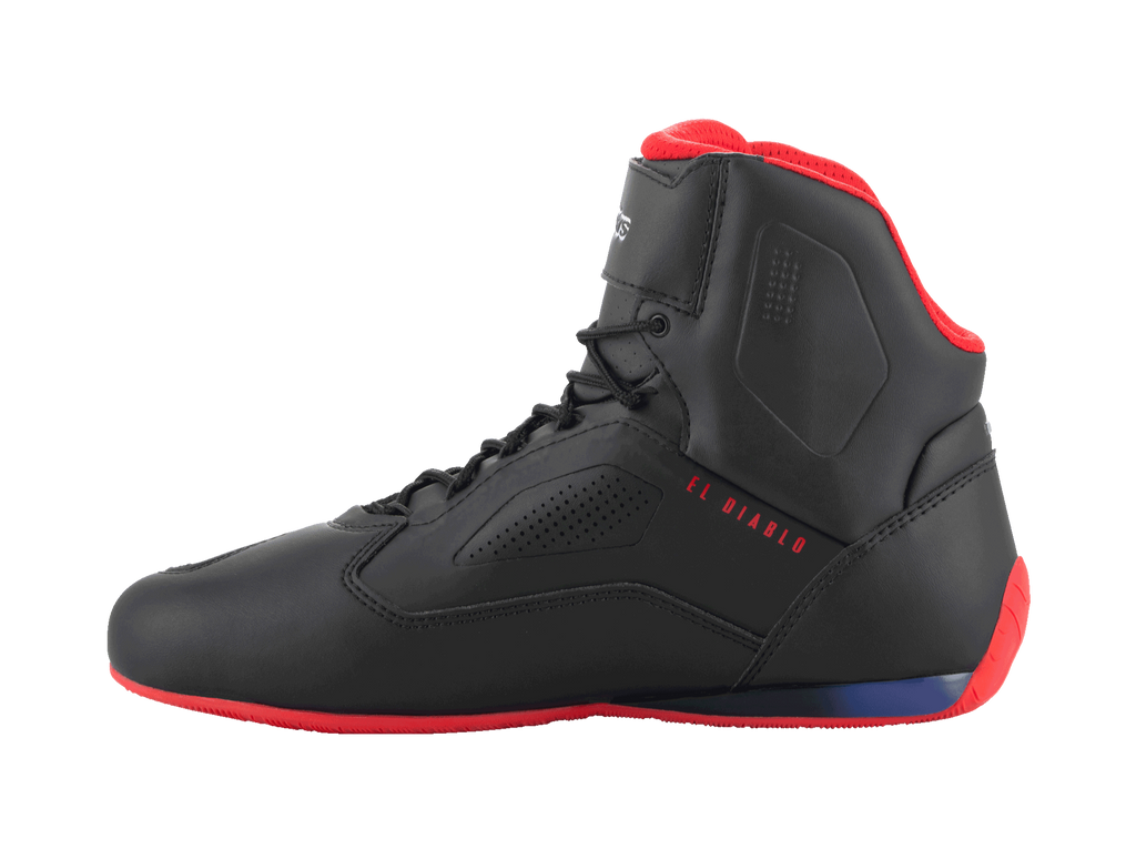 Chaussures Alpinestars FQ20 Faster-3 Rideknit®, chaussures de moto, noir, rouge vif et bleu, vue de profil avec le texte « EL DIABLO » en rouge, semelle et doublure de col rouges, construction en mesh respirant et microfibre avec panneaux latéraux perforés.