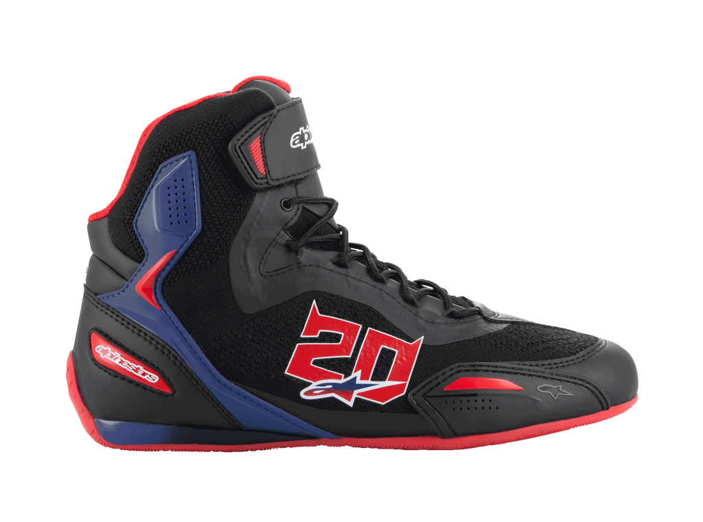 Alpinestars FQ20 Faster-3 Rideknit®, chaussures de moto montantes, noires avec accents rouge vif et bleus, numéro 20 rouge sur le côté, semelle rouge, lacets noirs, construction en mesh Rideknit® respirant et matériaux synthétiques