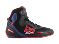 Alpinestars FQ20 Faster-3 Rideknit®, chaussures de moto montantes, noires avec accents rouge vif et bleus, numéro 20 rouge sur le côté, semelle rouge, lacets noirs, construction en mesh Rideknit® respirant et matériaux synthétiques
