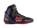 Alpinestars FQ20 Faster-3 Rideknit®, chaussures de moto montantes, noires avec accents rouge vif et bleus, numéro 20 rouge sur le côté, semelle rouge, lacets noirs, construction en mesh Rideknit® respirant et matériaux synthétiques