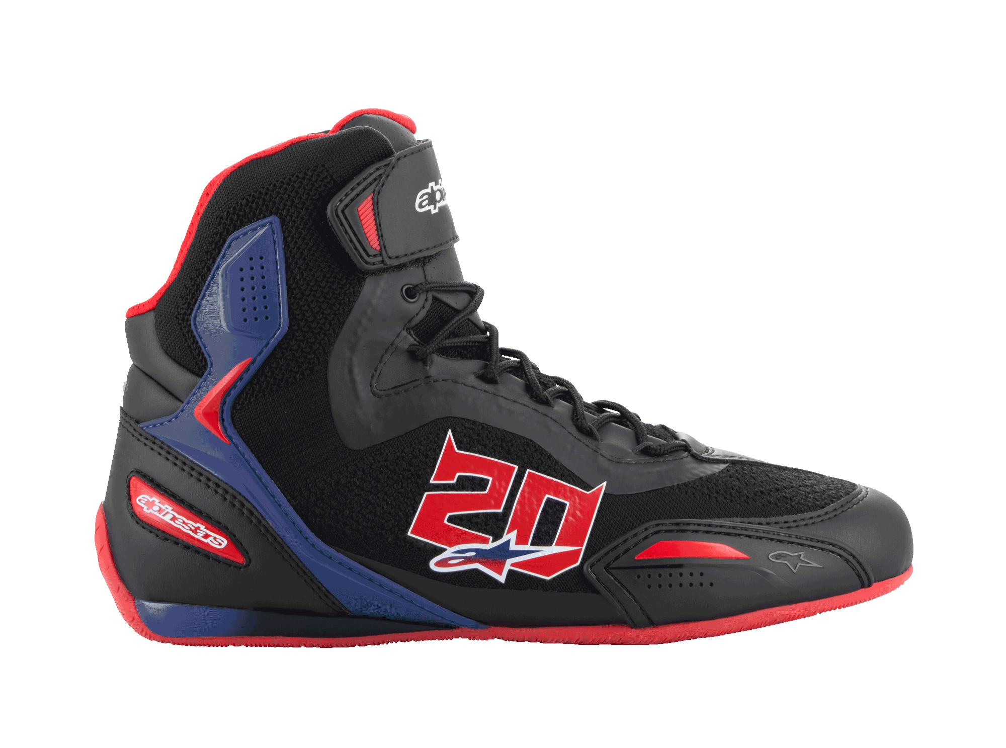 Alpinestars FQ20 Faster-3 Rideknit®, chaussures de moto montantes, noires avec accents rouge vif et bleus, numéro 20 rouge sur le côté, semelle rouge, lacets noirs, construction en mesh Rideknit® respirant et matériaux synthétiques