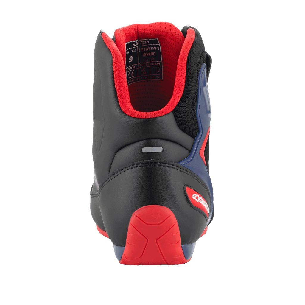 Chaussures Alpinestars FQ20 Faster-3 Rideknit®, chaussures de moto, noir, rouge vif et bleu, vue arrière montrant le contrefort de talon en TPR rouge, la doublure en maille rouge rembourrée et la bande réfléchissante, design sportif pour la conduite sur route.