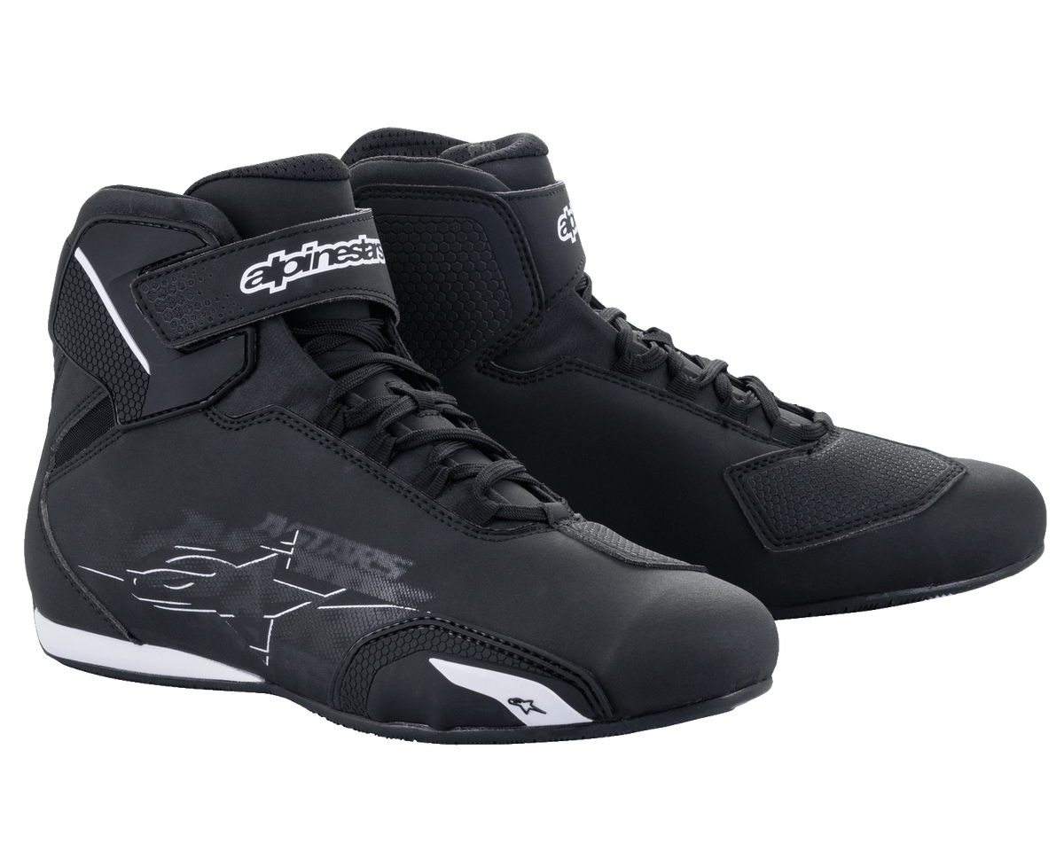 Chaussures Alpinestars Sektor, chaussures de moto, noir et blanc, dotées d'un système de laçage rapide et de sangles de cheville à crochet et boucle, tige en microfibre épurée avec renforts de protection, chaussures de performance pour la conduite sur route