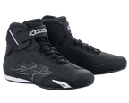 Chaussures Alpinestars Sektor, chaussures de moto, noir et blanc, dotées d'un système de laçage rapide et de sangles de cheville à crochet et boucle, tige en microfibre épurée avec renforts de protection, chaussures de performance pour la conduite sur route