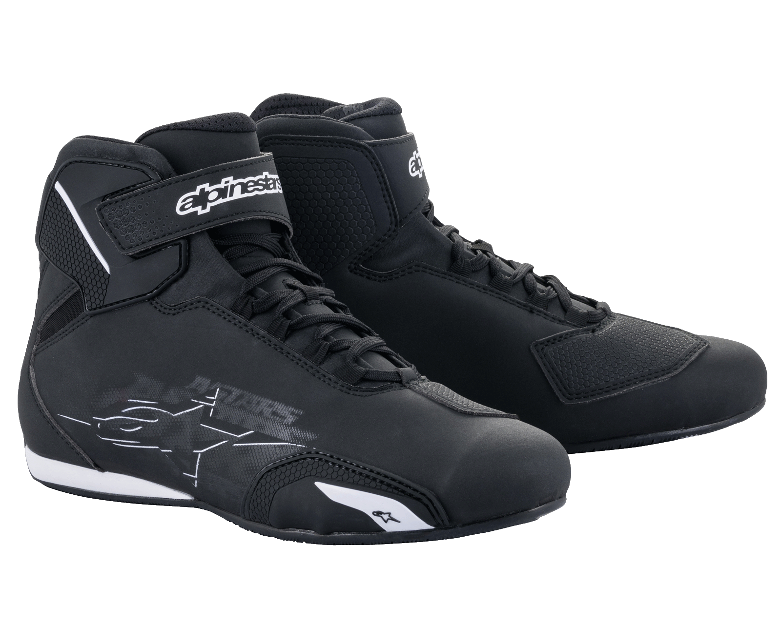 Chaussures Alpinestars Sektor, chaussures de moto, noir et blanc, dotées d'un système de laçage rapide et de sangles de cheville à crochet et boucle, tige en microfibre épurée avec renforts de protection, chaussures de performance pour la conduite sur route