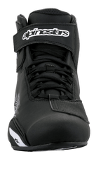 Alpinestars Sektor Shoes, chaussures de moto, noir et blanc, vue de face avec système de laçage rapide et sangle de cheville à scratch avec logo blanc, construction en microfibre pour la conduite sur route