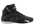 Chaussures Alpinestars Sektor, chaussures de moto, noir et blanc, vue de profil avec tige en microfibre légère, système de laçage rapide et sangle de cheville auto-agrippante avec marquage blanc, design protecteur épuré pour la conduite sur route