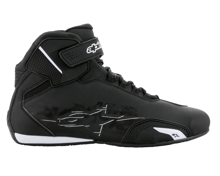 Chaussures Alpinestars Sektor, chaussures de moto, noir et blanc, vue de profil avec tige en microfibre légère, système de laçage rapide et sangle de cheville auto-agrippante avec marquage blanc, design protecteur épuré pour la conduite sur route