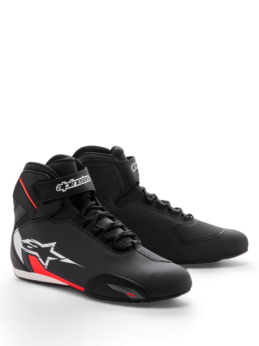 Chaussures Alpinestars Sektor, chaussures de moto, noir, blanc et rouge fluo, dotées d'un châssis en microfibre profilé, d'un système de laçage rapide avec sangle de cheville à crochet et boucle, et d'un grand logo étoile blanc avec des accents rouges sur le côté