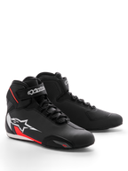 Chaussures Alpinestars Sektor, chaussures de moto, noir, blanc et rouge fluo, dotées d'un châssis en microfibre profilé, d'un système de laçage rapide avec sangle de cheville à crochet et boucle, et d'un grand logo étoile blanc avec des accents rouges sur le côté