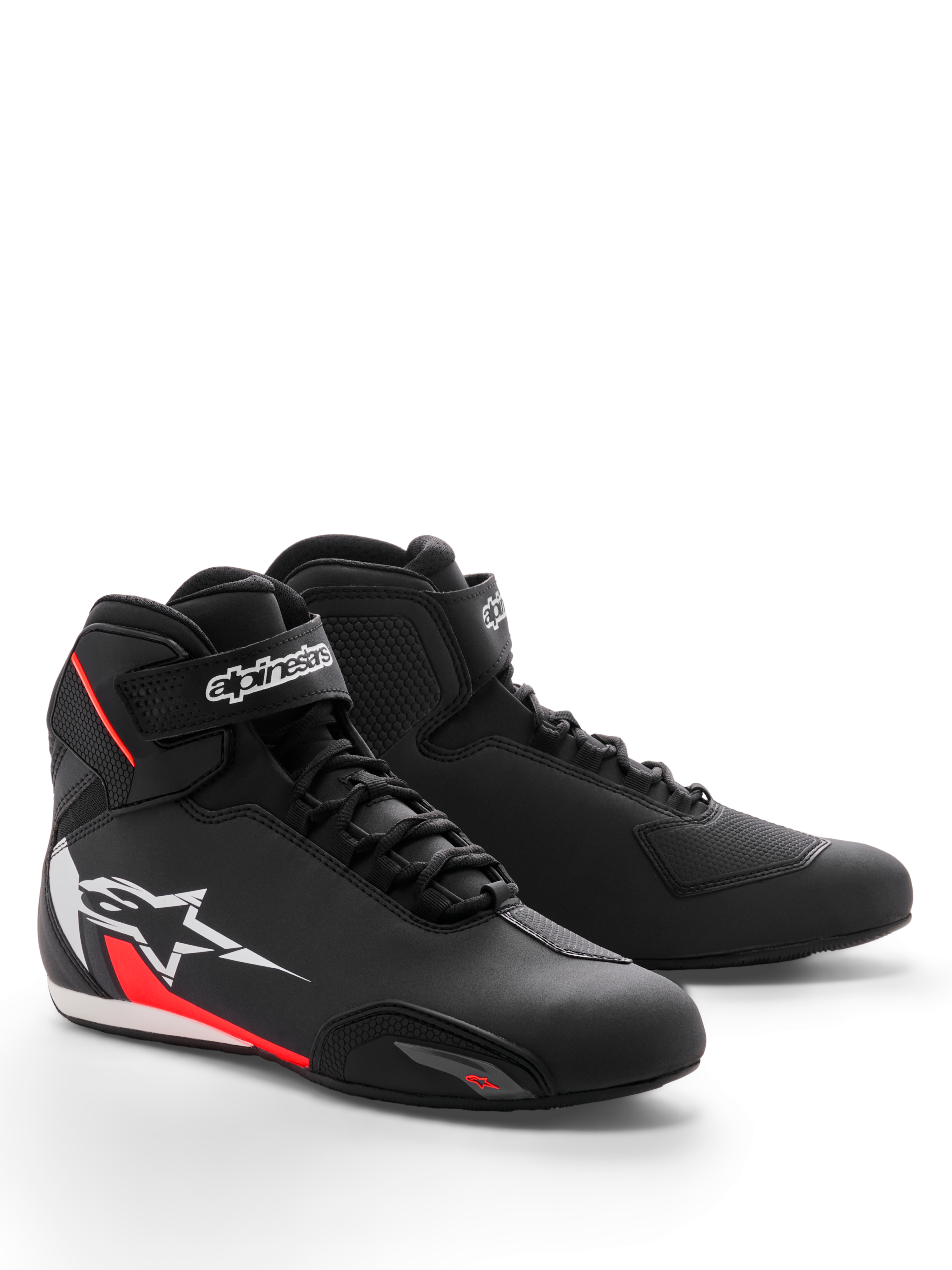 Chaussures Alpinestars Sektor, chaussures de moto, noir, blanc et rouge fluo, dotées d'un châssis en microfibre profilé, d'un système de laçage rapide avec sangle de cheville à crochet et boucle, et d'un grand logo étoile blanc avec des accents rouges sur le côté
