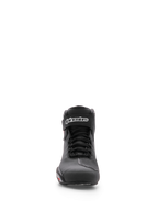 Chaussure Alpinestars Sektor, chaussure de moto, noire, vue de face montrant le châssis en microfibre, le système de laçage rapide et la sangle de cheville avec logo Alpinestars blanc, design athlétique élégant pour la conduite sur route